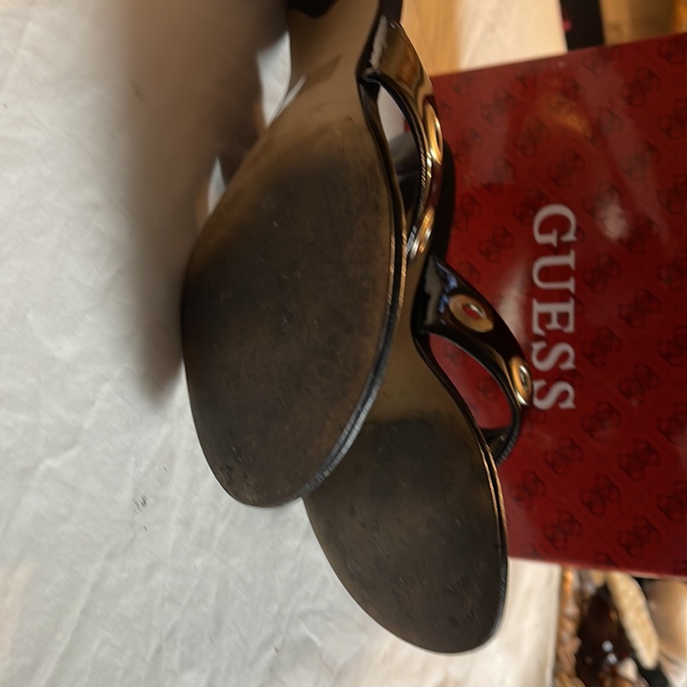 Guess - Picture 3 of 4